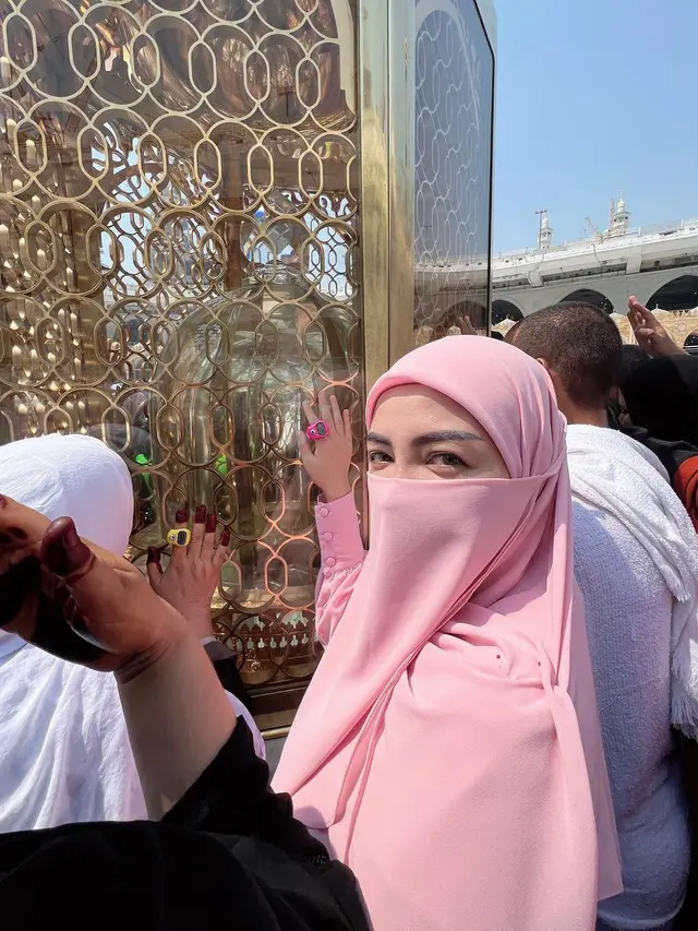 Tampil Bercadar, Ini 7 Potret Bella Shofie Jalani Umrah di Kehamilan Keduanya