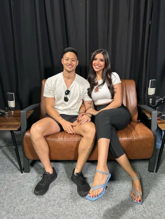 Gaya couple hitam-putih ala Millen Cyrus dan kekasih. Millen tampil dengan kaus putih polos dan celana panjang hitam, sedangkan di sebelahnya kekasihnya tampil dengan atasan kaus putih polos dipadu dengan celana pendek hitam. Foto: Instagram.