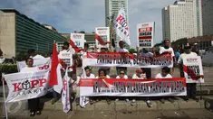 Massa Komite Independen Pemantau Pemilu (KIPP) melakukan aksi damai terkait Pilkada DKI Jakarta, Minggu (12/3). Aksi tersebut dilakukan dalam rangka mengajak masyarakat untuk lebih berperan aktif dalam Pilkada DKI Jakarta. (Liputan6.com/Immanuel Antonius)