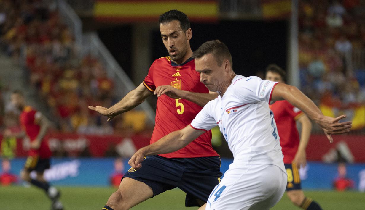 Sergio Busquets. Gelandang bertahan berusia 34 tahun yang masih aktif bermain bersama Barcelona sebagai satu-satunya klub yang dibela sepanjang kariernya ini berpelunag besar tampil bersama Timnas Spanyol di Piala Dunia Qatar 2022 yang menjadi Piala Dunia keempatnya. Saat ini ia dipercaya pelatih Luis Enrique memegang ban kapten Tim Matador usai menggantikan Sergio Ramos. Total ia telah mengoleksi 139 caps bersama Timnas Spanyol dengan torehan 2 gol dan 9 assist sejak melakukan debut pada 1 April 2009. (AFP/Jorge Guerrero)