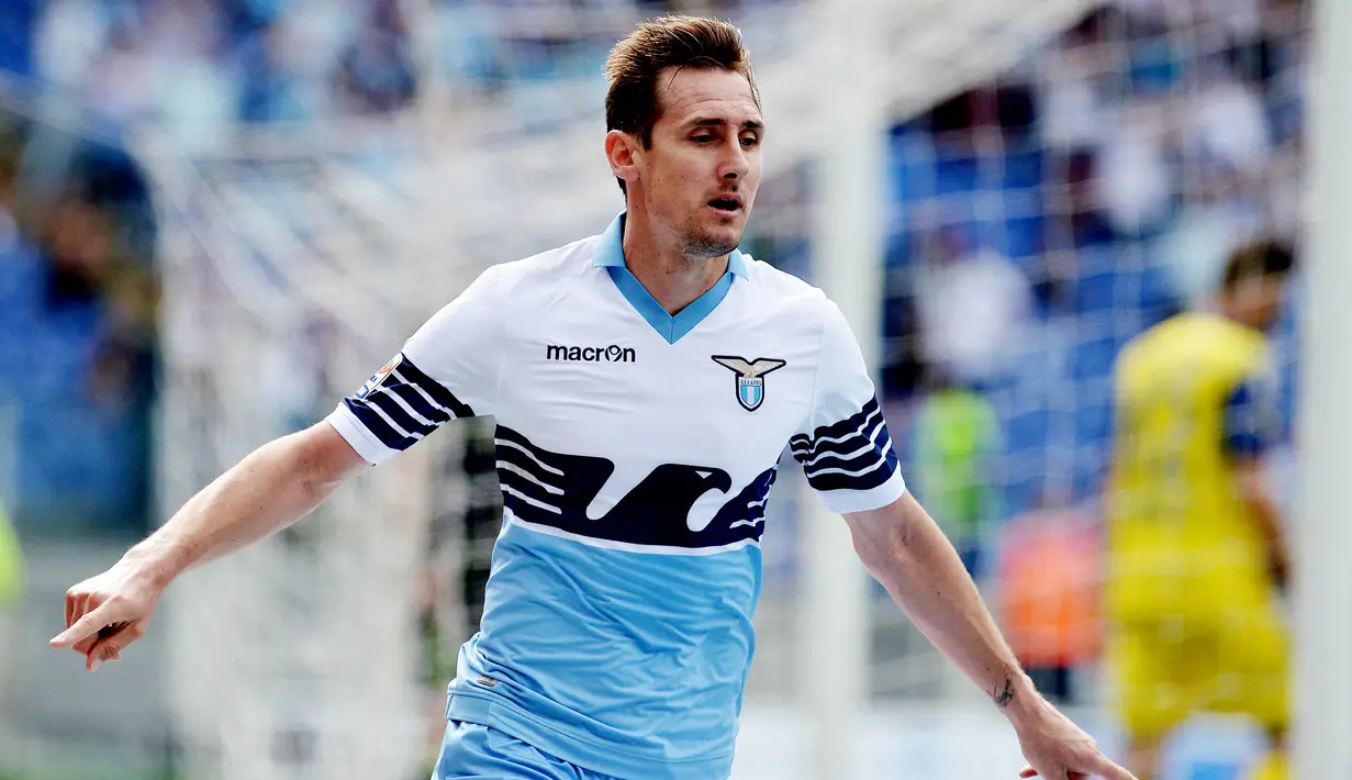 Miroslav Klose - Pencetak gol terbanyak sepanjang sejarah Piala Dunia ini pernah merasakan kerasnya kehidupan. Sebelum sukses sebagai pesepak bola ternyata Klose pernah bekerja sebagai tukang kayu harian hingga usia 16 tahun. (AFP/Tiziana Fabi)