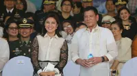 Wakil Presiden Filipina Leni Robredo (kiri) dan Preside Rodrigo Duterte (kanan) tampil bersama dalam sebuah agenda di Manila (AFP Photo)