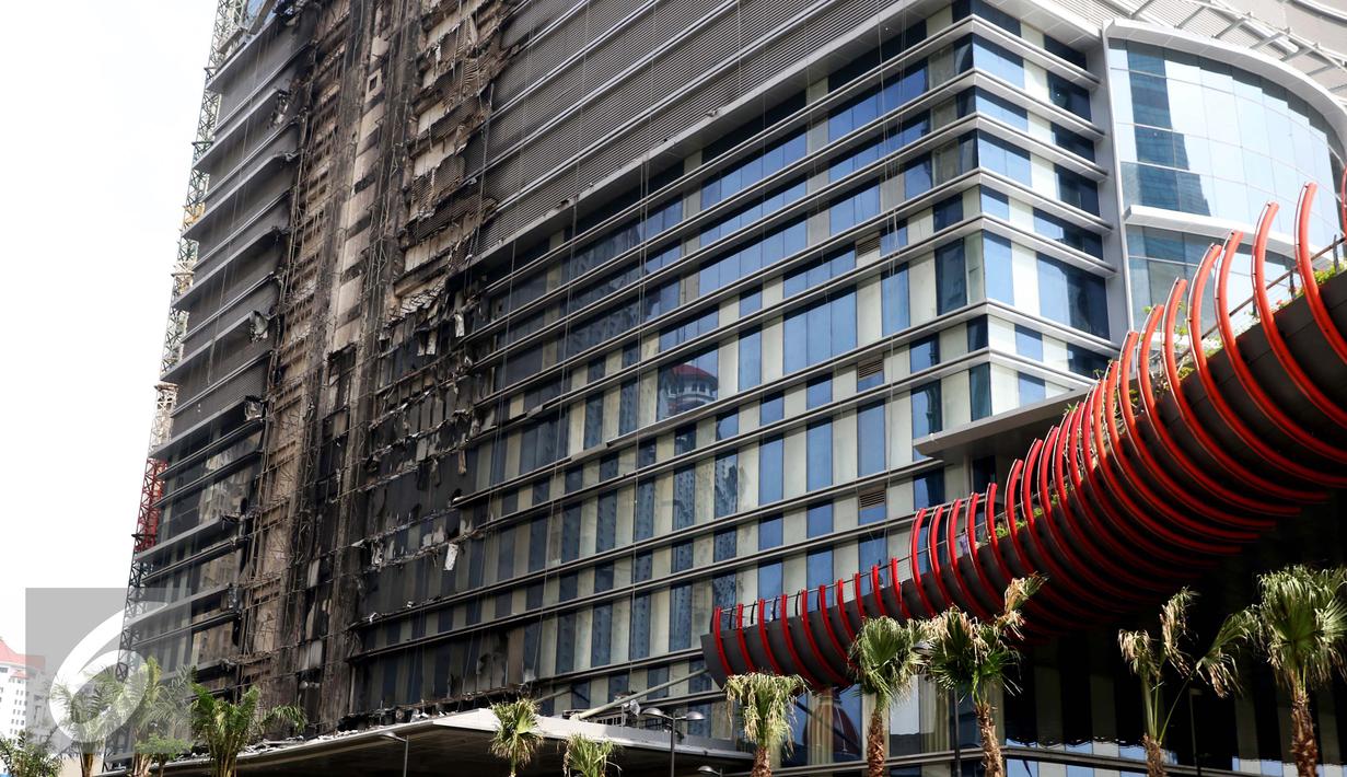Suasana Gedung Neo Soho pasca kebakaran di Tanjung Duren, Jakarta, Kamis (10/11). Menurut petugas Pemadam Kebakaran dan Penanggulangan Bencana DKI, kebakaran bermula dari lantai 6 lalu menjalar hingga ke lantai 40. (Liputan6.com/Gempur M. Surya)