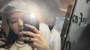 <p>Jennie menyalakan flash kameranya saat melakukan mirror selfie di dalam lift. Foto ini di ambil saat dirinya menghadiri pameran di Seoul. (Instagram/@jennierubyjane)</p>