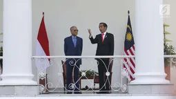 Presiden Joko WIdodo (Jokowi) berbincang dengan Perdana Menteri Malaysia, Mahathir Mohamad di Istana Bogor, Jumat (29/6). Indonesia menjadi negara pertama yang dikunjungi secara resmi oleh PM Mahathir usai dilantik. (Liputan6.com/Angga Yuniar)