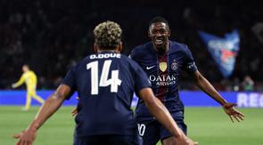 Dua pemain PSG, Desire Doue (depan, no. 14) dan Ousmane Dembele merayakan gol yang dicetak ke gawang Bayern Munchen pada semifinal leg 1 Liga Champions 2025/2026, Rabu (29/4/2026) dini hari WIB.. (ALAIN JOCARD / AFP)