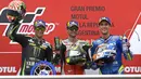 Pebalap LCR Honda, Cal Crutchlow (tengah), merayakan gelar juara pada MotoGP Argentina di Sirkuit Termas de Rio Hondo, Minggu (8/4/2018). Pebalap Inggris itu mencatatkan waktu 40 menit 36.342 detik. (AFP/Juan Mabromata)