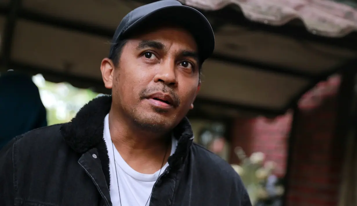 Selain itu,  Glenn Fredly juga mengingat pesan almarhum Yon Koeswoyo saat berbincang terkait musik Indonesia. Diantaranya adalah terus berkarya dan menghargai jenis musik. (Adrian Putra/Bintang.com)