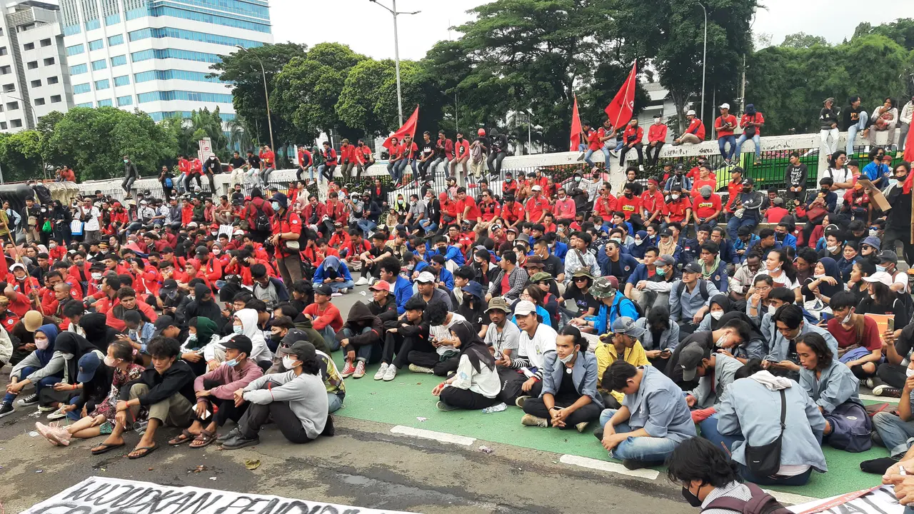 Massa buruh dan mahasiswa menggelar aksi demo di depan Gedung DPR