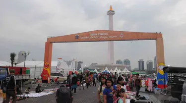 Ribuan pengunjung memadati acara Lebaran Betawi 2014 di pelataran timur Monas, Jakarta, (13/9/14). (Liputan6.com/Herman Zakharia)