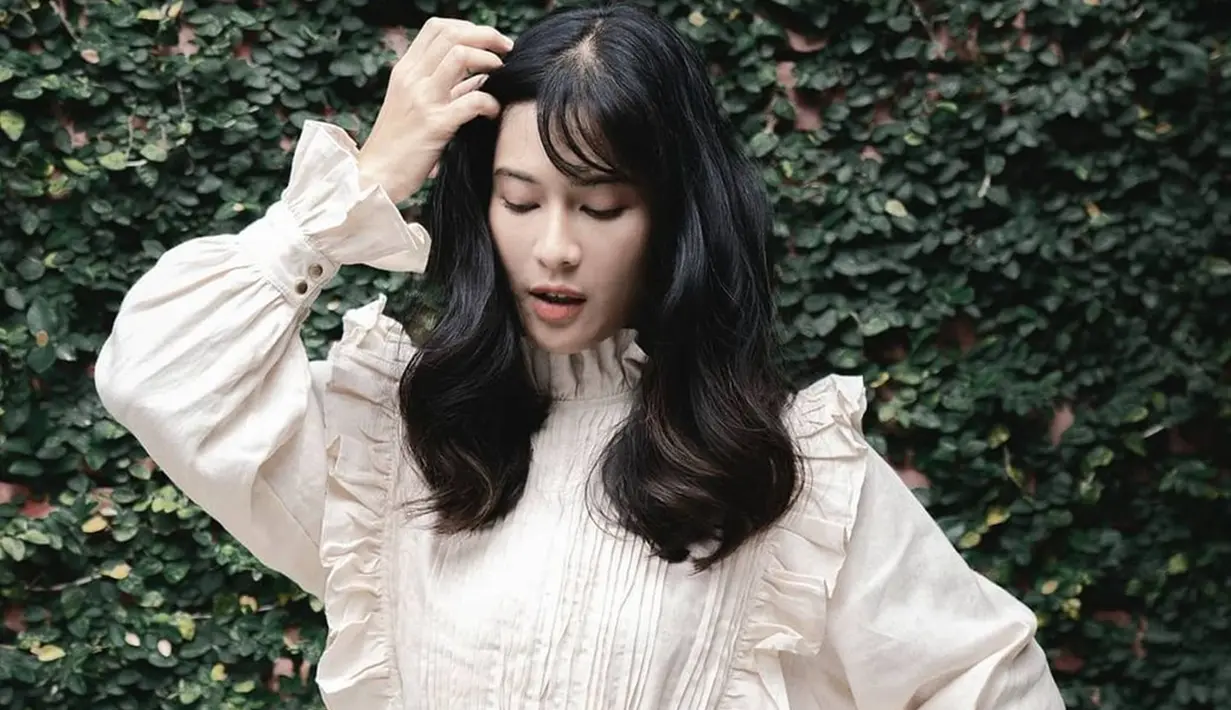 Dian Sastrowardoyo bahkan sempat mengunggah gaya OOTD menggunakan sebuah simple dress berwarna putih di akun Instagram pribadinya. Tak sedikit netizen yang menyebut jika penampilannya terlihat bak aktris asal Korea Selatan. (Liputan6.com/IG/@therealdisastr)