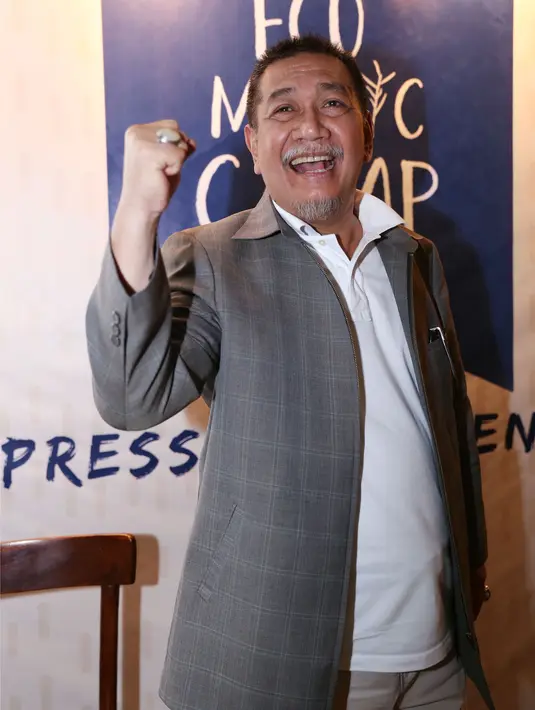 "Anak-anak yang pilih November. Calon mantu saya baru wisuda Desember, baru pulang dari Glasgow.  Kalau saya, musim durian juga akan iya saja," ucap Deddy Mizwar di kawasan Gunawarman, Jakarta Selatan, Sabtu (1/8/2015). (Galih W. Satria/Bintang.com)