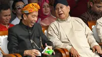 Joko Widodo atau Jokowi dan Prabowo Subianto (AP Photo/Tatan Syuflana, File)