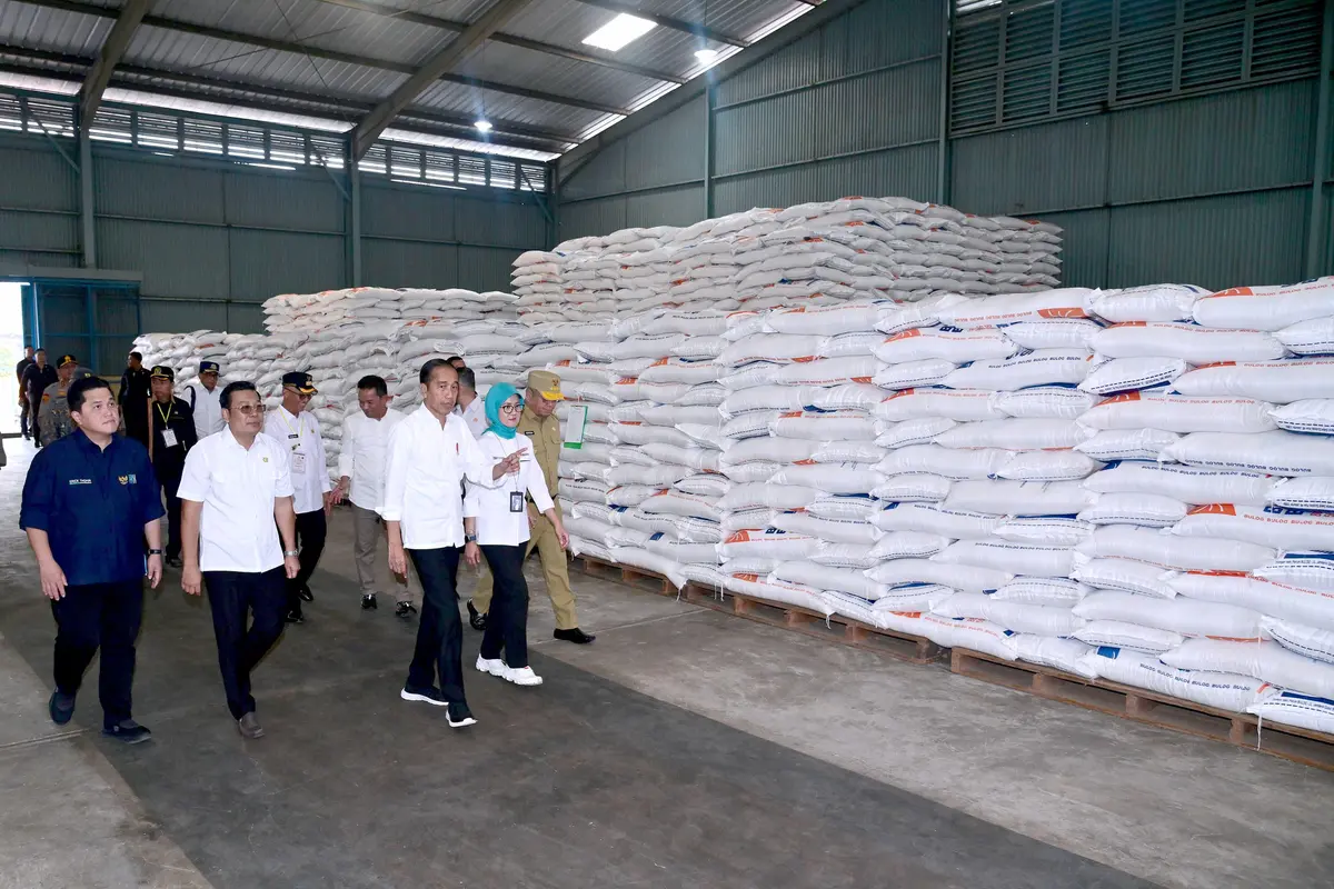 Presiden Joko Widodo atau Jokowi saat meninjau Pergudangan Bulog Kampung Melayu, Rabu (20/3/2024).