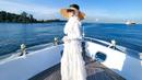 Gaya Syahrini saat berlayar pun begitu elegan. Wanita berusia 40 tahun itu mengenakan gaun putih panjang penuh renda. Sebagai pelengkap penampilannya, penyanyi yang pernah populer dengan 'jambul khatulistiwa' itu memakai topi bundar ala pantai dan kacamata hitam. (Liputan6.com/IG/@princessyahrini)