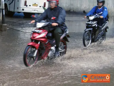 Citizen6, Cimahi: Hujan lebat mengguyur sejak 10.00 WIB, mengakibatkan beberapa ruas jalan di Kota Bandung mengalami kemacetan. (Pengirim: Cesar Yudistira)