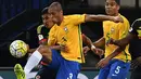 Miranda (#3) menyumbangkan satu gol saat Brasil menang 2-1 atas Kolombia pada laga kualifikasi Piala Dunia 2018 Zona Conmebol di Manaus, Brasil, (7/9/2016) WIB. (AFP/Vanderlei Almeida)