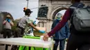 Petugas jagawana taman kota New York City membagikan masker gratis di Prospect Park di wilayah Brooklyn di New York, Amerika Serikat (3/5/2020). Menurut panduan dari Departemen Kesehatan NYC, semua warga New York diwajibkan mengenakan masker atau penutup wajah. (Xinhua/Michael Nagle)