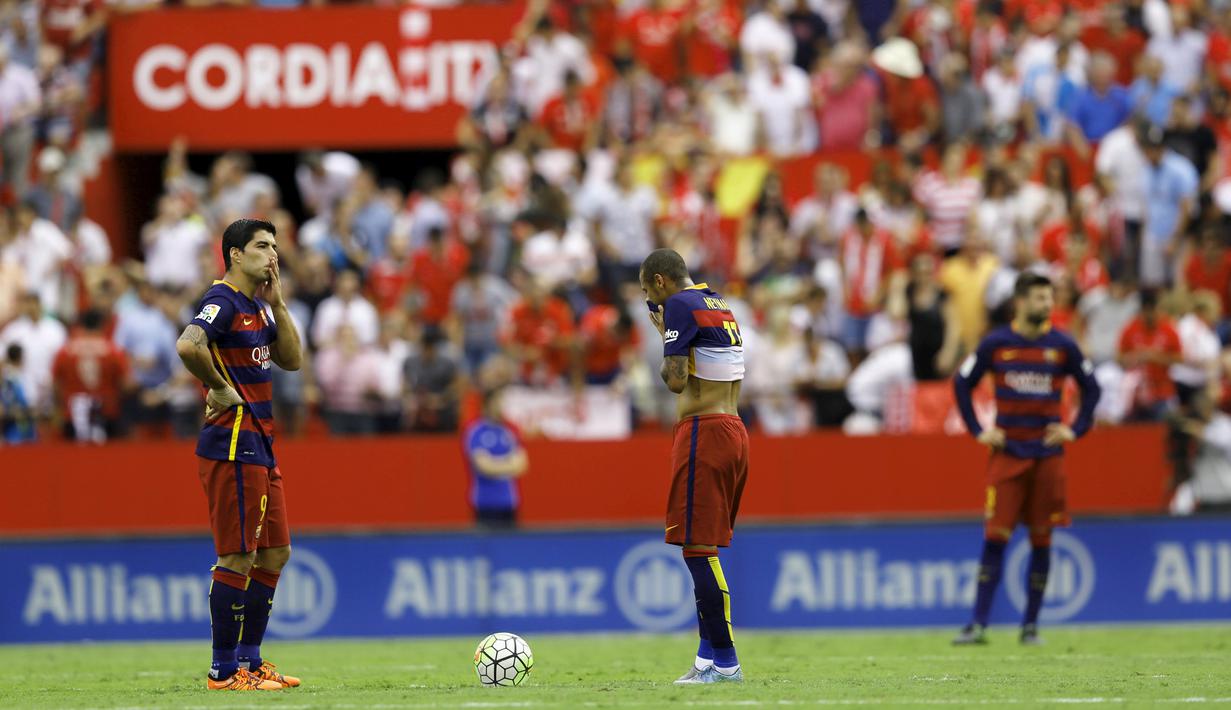 Ekspresi Neymar (kiri) dan Suarez usai kalah dari Sevilla pada  laga Liga Spanyol antara Sevilla FC vs Barcelona di Stadion Ramon Sanchez Pizjuan stadium, Sevilla, Sabtu (3/10/2015). Sevilla menang 2-1.   REUTERS/Marcelo del Pozo