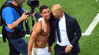 Cristiano Ronaldo (kiri) dan Zinedine Zidane. GIUSEPPE CACACE / AFP