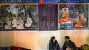 Warga beristirahat di dalam kuil setelah dievakuasi menyusul bentrokan di sepanjang perbatasan Kamboja-Thailand, di provinsi Siem Reap, pada Selasa 9 Desember 2025. Ribuan warga dievakuasi ke tempat perlindungan di sepanjang perbatasan Kamboja dengan Thailand, seiring meletusnya kembali konflik bersenjata antara kedua negara. (TANG CHHIN SOTHY/AFP)