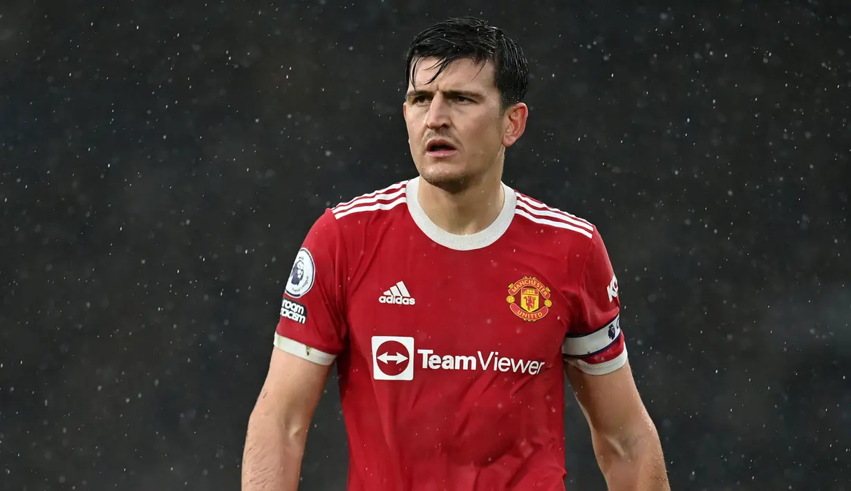 Maguire telah membuat kesalahan memalukan dalam beberapa pertandingan Manchester United pada musim ini. Ia tampil goyah dan kurang percaya diri sebagai kapten dan bek tengah Setan Merah. Bahkan, sebagian besar penggemar MU juga menginginkna Harry Maguire dicopot dari jabatannya. (AFP/Paul Ellis)