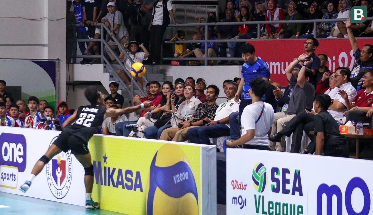 Pemain Timnas Voli Thailand, Anurak Phanram berusaha menjangkau bola pada laga putaran pertama SEA V League 2023 melawan Timnas Voli Indonesia di Padepokan Voli Jenderal Polisi Kunarto, Bogor, Minggu (23/07/2023). (Bola.com/Bagaskara Lazuardi)