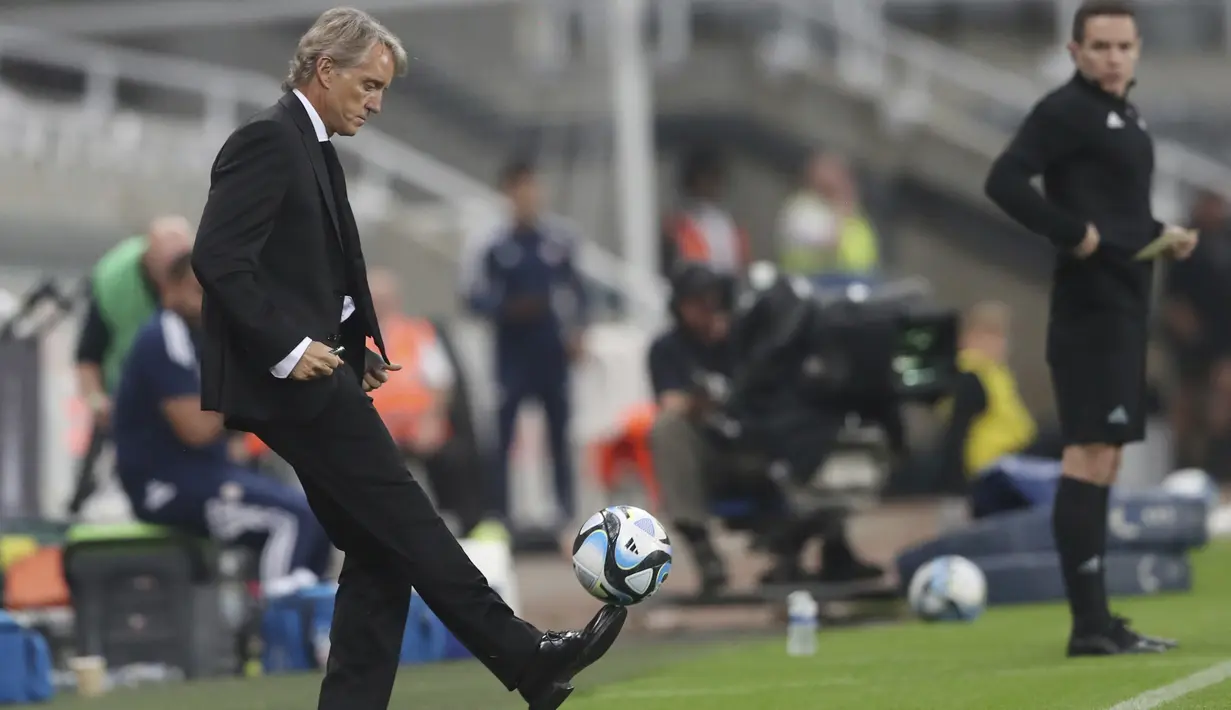 Pelatih Timnas Arab Saudi, Roberto Mancini (kiri), menunjukkan keahliannya dalam mengontrol bola saat laga uji coba melawan Timnas Kosta Rika yang berlangsung di St James Park, Inggris, Sabtu (9/9/2023) dini hari. Mancini yang belum genap satu bulan menangani Green Falcons terus berusaha berbenah demi hasil yang lebih baik bagi tim. (AP Photo/Scott Heppell)