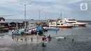 Anak-anak berenang di dermaga saat banjir rob merendam Pelabuhan Kali Adem, Muara Angke, Jakarta, Kamis (22/10/2020). Banjir rob yang merendam kawasan Pelabuhan Kali Adem sejak lima hari lalu dimanfaatkan oleh anak-anak setempat untuk berenang di sekitar dermaga. (merdeka.com/Iqbal S. Nugroho)