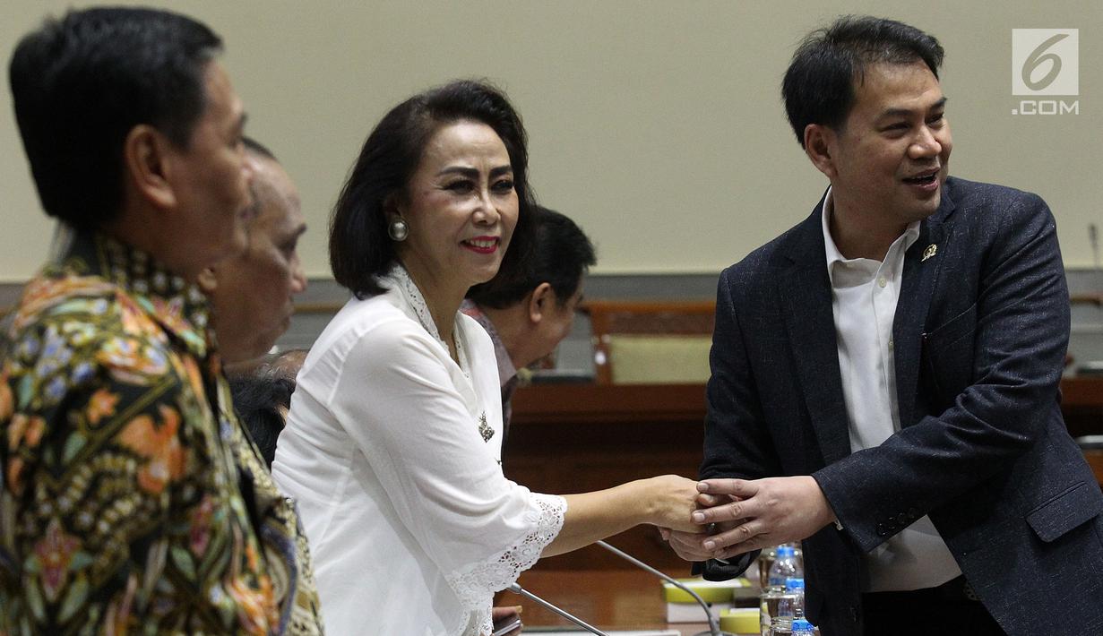 Ketua Pansel Capim KPK Yenti Garnasih berjabat tangan dengan Ketua Komisi III DPR, Azis Syamsudin sebelum Rapat Dengar Pendapat Umum (RDPU) di Kompleks Parlemen, Senayan, Jakarta, Senin (9/9/2019). Agenda rapat membahas hasil seleksi calon pimpinan (Capim) KPK. (Liputan6.com/Johan Tallo)