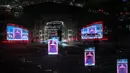 Bintang pop Amerika Serikat Lady Gaga diproyeksikan di layar lebar saat tampil dalam konsernya di pantai Copacabana, Rio de Janeiro, Brasil pada 3 Mei 2025. (Mauro PIMENTEL/AFP)