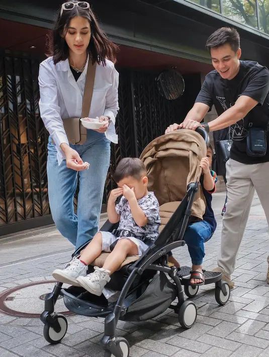 Model 35 tahun itu tampil menawan bergaya kasual, mengenakan kemeja crop putih yang dipadukan celana jeans, memamerkan tubuh langsingnya. [Foto: IG/paula_verhoeven].