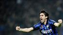 Diego Milito direkrut Inter Milan pada tahun 2009 dengan harga 28 juta euro. Bomber Argentina tersebut berhasil meraih treble winners di bawah asuhan Jose Mourinho. (Photo by FILIPPO MONTEFORTE / AFP)