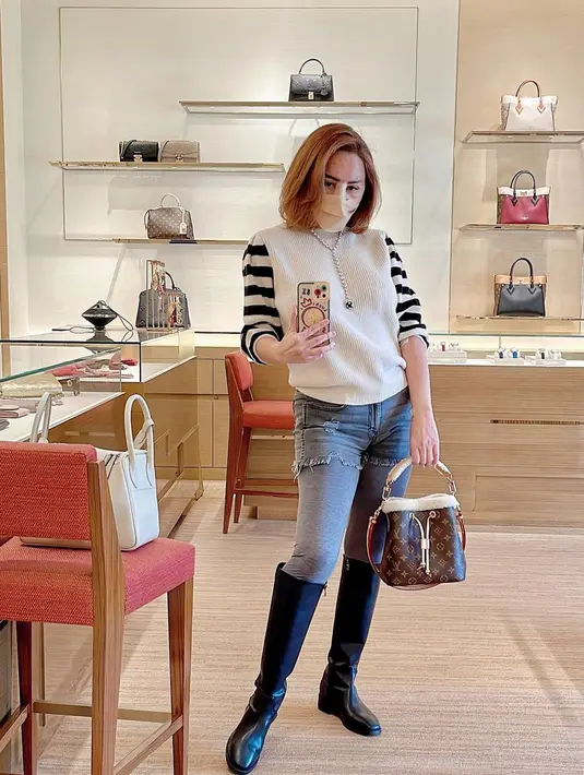 Kali ini, Femmy tampil memadukan vest, striped tee, celana jeans dan sepatu boots. Tak ketinggalan tas Louis Vuitton pun ia tenteng, @femmypermatasari.