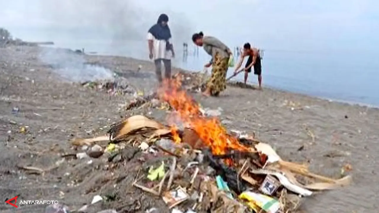 bakar-sampah-130628c.jpg