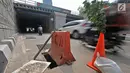 Pembatas jalan berwarna oranye diletakkan dekat penutup lubang saluran air yang hilang di Underpass Mampang-Kuningan, Jakarta, Kamis (23/8). Cone block dan tanaman itu dipasang agar tidak ada pengendara yang kecelakaan. (Merdeka.com/Iqbal S. Nugroho)