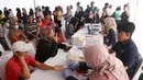 Warga menjalani pemeriksaan kesehatan sebelum melakukan donor darah.  (Liputan6.com/Herman Zakharia)