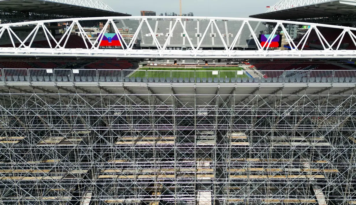 Untuk Piala Dunia 2026, kapasitas ditingkatkan menjadi 45.000 kursi melalui penambahan sementara dari sekitar 28.000 hingga 30.000. Tampak dalam foto, tempat duduk tribun sementara dipasang di BMO Field, Toronto, Kanada, pada Selasa 24 Maret 2026. (Cole BURSTON/AFP)