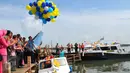 Gubernur DKI, Basuki Tjahaja Purnama melepas balon sebagai tanda peresmian Kantor Satrolda Ditpolair Polda Metro Jaya di Penjaringan, Jakarta, Sabtu (27/2). Selain Ahok, hadir pula Kapolda Metro Jaya, Irjen Tito Karnavian. (Liputan6.com/Faisal R Syam)