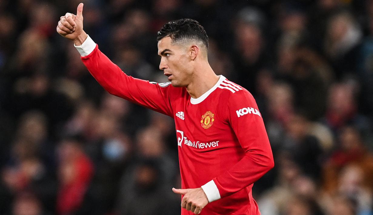 Cristiano Ronaldo langsung menjadi andalan Manchester United sejak kembali ke Old Trafford pada musim panas 2021 lalu. CR7 telah mencetak 18 gol dan tiga assist dalam 22 penampilannya bersama MU. Ia sangat layak untuk dipertahankan oleh Erik Ten Hag pada musim depan. (AFP/Paul Ellis)