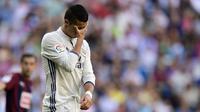 Ekspresi Cristiano Ronaldo saat Real Madrid menghadapi Eibar di Santiago Bernabeu, Madrid, Minggu (2/10/2016). (AFP/Javier Soriano)