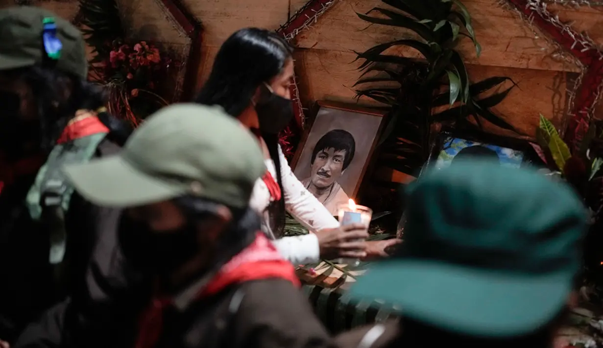 Mereka ingin menunjukan kepada dunia bahwa cara lain untuk berpolitik itu sungguh ada, yang salah satunya bisa dilihat dari praktik kehidupan swadaya masyarakat adat. (AP Photo/Eduardo Verdugo)
