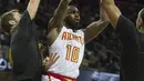 Pemain Cleveland Cavaliers berusaha meredam pergerakan pemain Atlanta Hawks, Tim Hardaway Jr, pada laga NBA musim reguler 2016-2017 di Quicken Loans Arena, Rabu (9/11/2016) WIB. (AP Photo/Phil Long)