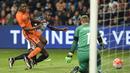 Gelandang Prancis, Blaise Matuidi, berusaha membobol gawang Belanda yang dijaga kiper Jasper Cillessen pada laga persahabatan di Stadion Amsterdam Arena, Amsterdam, Jumat (25/3/2016). Belanda takluk 2-3 dari Prancis. (AFP/Franck Fife)