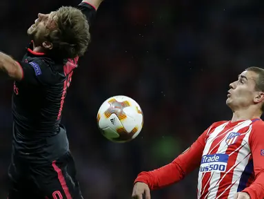 Duel pemain Atletico, Antoine Griezmann  (kanan) dan pemain Arsenal, Nacho Monreal pada semifinal Liga Europa di Wanda Metropolitano stadium, Madrid, (3/5/2018). Atletico menang 1-0. (AP/Paul White)