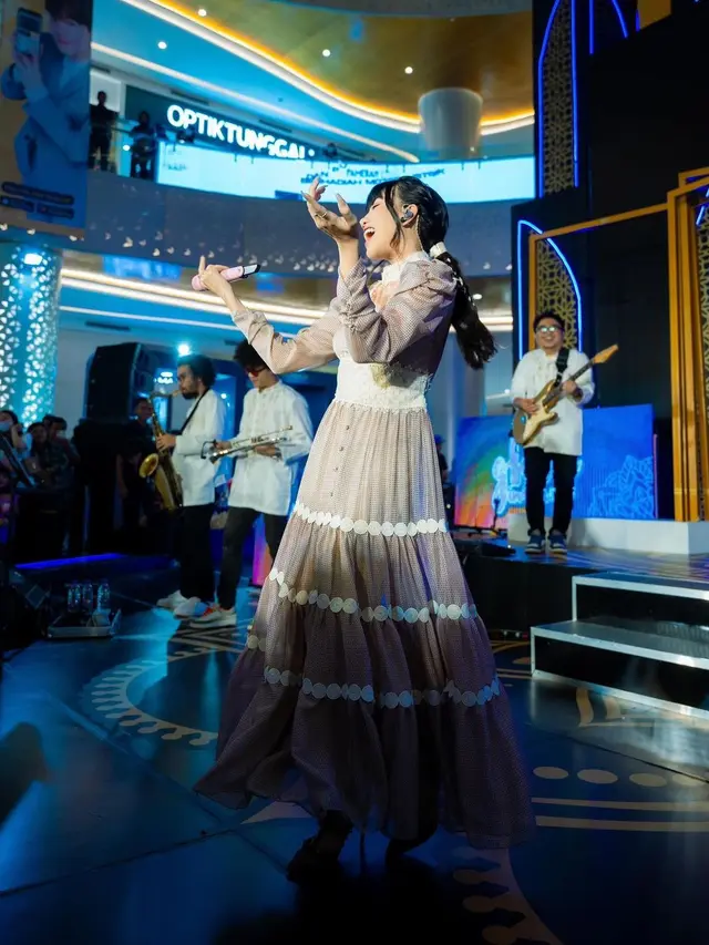 6 Gaya Girly Ghea Indrawari saat Manggung, Hadirkan Tampilan Balletcore hingga Coquette Aesthetic