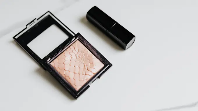 Tips Makeup Golden Hour Glow yang Pancarkan Aura Warm dan Radiant
