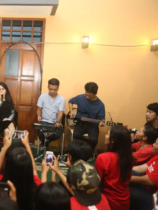 Ditemui di kawasan Pejaten, Jakarta, Minggu (13/12/2015) malam, Momo sang vokalis mengucap doa dan syukur karena sudah selama 12 tahun Geisha dapat meramaikan industri musik tanah air. (Andy Masela/Bintang.com)