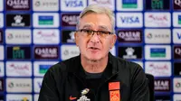 Pelatih Timnas China, Branko Ivankovic, dalam konferensi pers menjelang duel versus Timnas Indonesia di media center Stadion Utama Gelora Bung Karno, Jakarta, Rabu (4/6/2025) malam WIB. (Bola.com/Bagaskara Lazuardi)