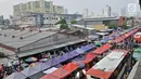 Pengunjung memadati arena pedagang kaki lima (PKL) Pasar Tanah Abang, Jakarta, Minggu (0/6). Seminggu mendekati perayaan Idul Fitri 1439 H, pusat grosir terbesar di asia tenggara tersebut semakin riuh oleh pengunjung. (Merdeka.com/Iqbal S. Nugroho)